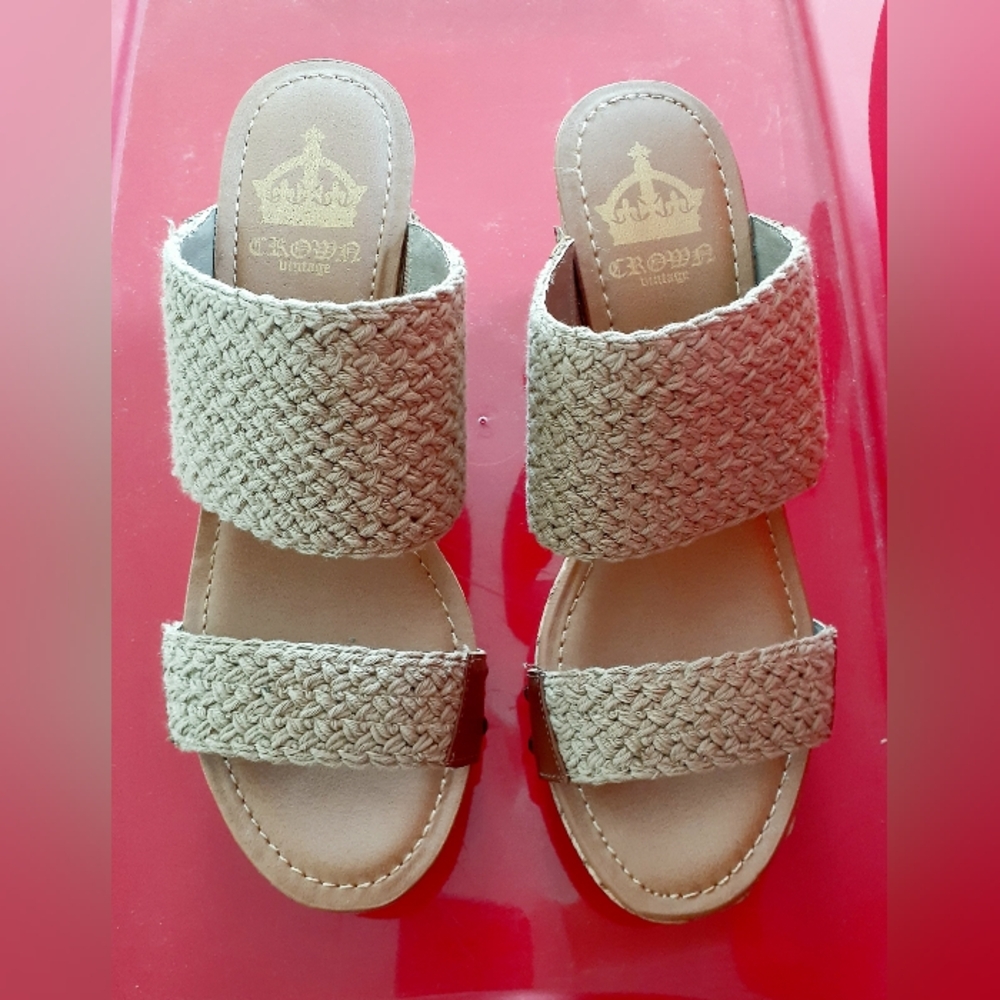 Crown Vintage Women's Tan Wedge Sandals Size 8.5